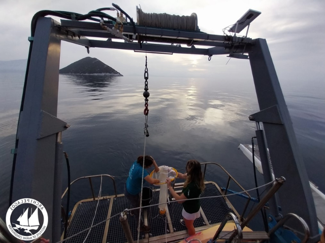 2 students exploring the ocean in Greece